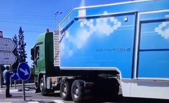 بالفيديو : شاهد الشاحنات الاردنية التي منعت اسرائيل دخولها الى غزة بالفيديو : شاهد الشاحنات الاردنية التي منعت اسرائيل دخولها الى غزة
