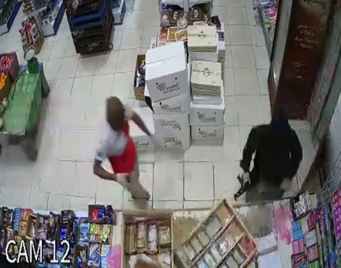 شاهد: ملثمون يحملون سلاح رشاش يقتحمون بقالة داخل محطة بنزين بـالسعودية