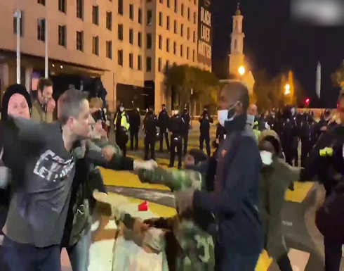 شاهد : مشاجرة بين انصار ترامب ومناهضيه.. والشرطة تتدخل شاهد : مشاجرة بين انصار ترامب ومناهضيه.. والشرطة تتدخل