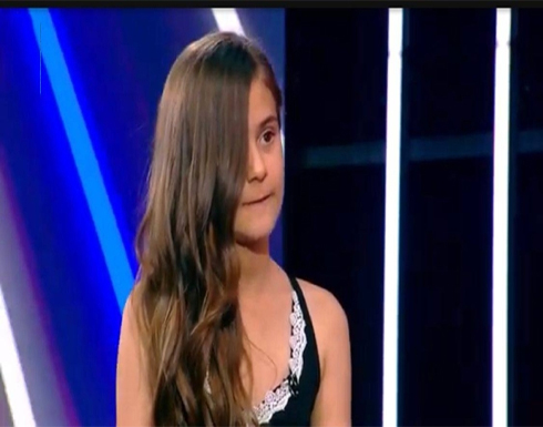 طفلة لبنانية تخفي نصف وجهها بسبب وحمة سوداء .. بالفيديو