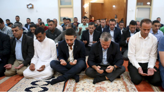 الاردن : الملك وولي العهد يؤديان صلاة العيد في العقبة الاردن : الملك وولي العهد يؤديان صلاة العيد في العقبة