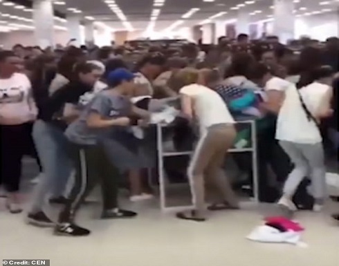 خصومات متجر تتحول لخناقة بين السيدات (فيديو وصور) خصومات متجر تتحول لخناقة بين السيدات (فيديو وصور)