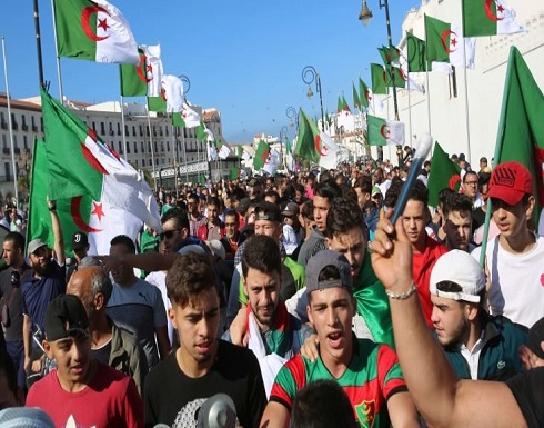 لوفيغارو: الضغط الشعبي يتصاعد في الجزائر قبل شهر من الانتخابات الرئاسية لوفيغارو: الضغط الشعبي يتصاعد في الجزائر قبل شهر من الانتخابات الرئاسية