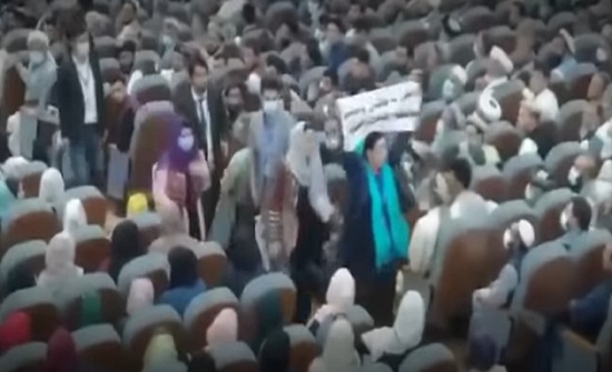 بالفيديو .. مشاجرة نسائية عنيفة بين نائبة وسيدة في أفغانستان بالفيديو .. مشاجرة نسائية عنيفة بين نائبة وسيدة في أفغانستان