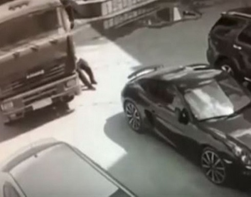بالفيديو: رجل يوقف شاحنة بيديه كي لا تصطدم بالـ'بورش' بالفيديو: رجل يوقف شاحنة بيديه كي لا تصطدم بالـ'بورش'