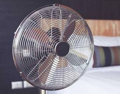 احذر من النوم والمروحة تعمل احذر من النوم والمروحة تعمل
