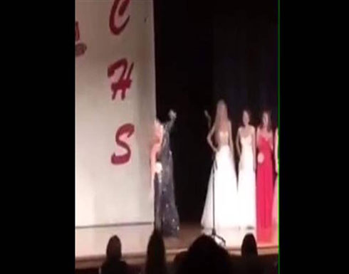 موقف مُحرجٍ لمُشتركة في مسابقة ملكة جمال.. شاهدوا ما حدث معها! (فيديو) موقف مُحرجٍ لمُشتركة في مسابقة ملكة جمال.. شاهدوا ما حدث معها! (فيديو)