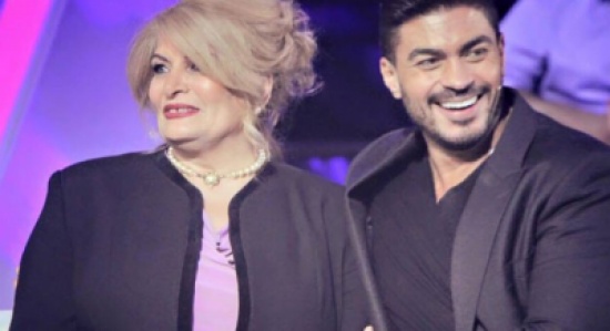 صورة خالد سليم ووالدته فهل تشبهه ولدها؟