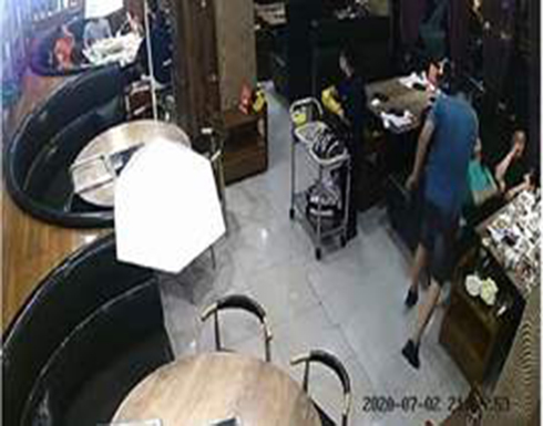 رد فعل الزوج عند مشاهدة زوجته مع عشيقها داخل مطعم في الصين .. بالفيديو