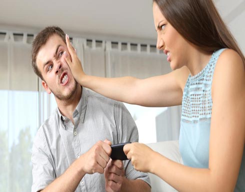 احذري.. الهواتف الذكية تؤثر على العلاقة الحميمة! احذري.. الهواتف الذكية تؤثر على العلاقة الحميمة!