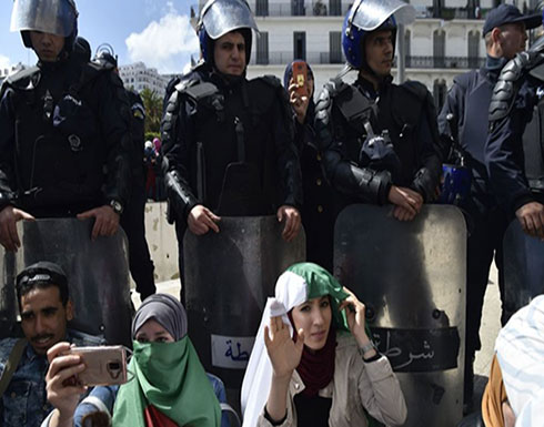 شرطة الجزائر تسحب أسلحة شخصية وزعت على شخصيات بارزة شرطة الجزائر تسحب أسلحة شخصية وزعت على شخصيات بارزة
