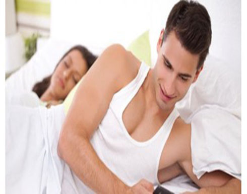 5 وسائل لتكشفي خيانة زوجك.. هكذا يخفي الرسائل السريّة! 5 وسائل لتكشفي خيانة زوجك.. هكذا يخفي الرسائل السريّة!