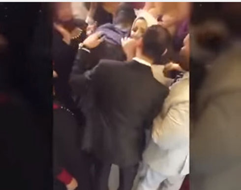 بالفيديو.. عروس يتيمة الوالدين تُبكِي جميع الحضور! بالفيديو.. عروس يتيمة الوالدين تُبكِي جميع الحضور!