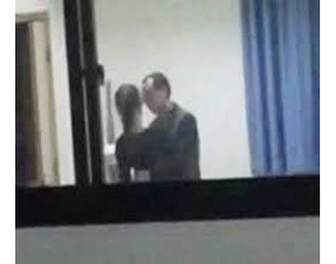 مدرس ثانوي يتورط في علاقة جنسية مع إحدى طالباته مدرس ثانوي يتورط في علاقة جنسية مع إحدى طالباته