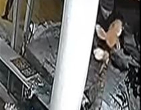 مجنون يقتحم متجر بدبابة لسرقة "دمية" .. فيديو مجنون يقتحم متجر بدبابة لسرقة "دمية" .. فيديو