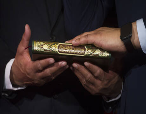 زعيم جماعة مناهضة للإسلام يمزق القرآن الكريم في هولندا زعيم جماعة مناهضة للإسلام يمزق القرآن الكريم في هولندا