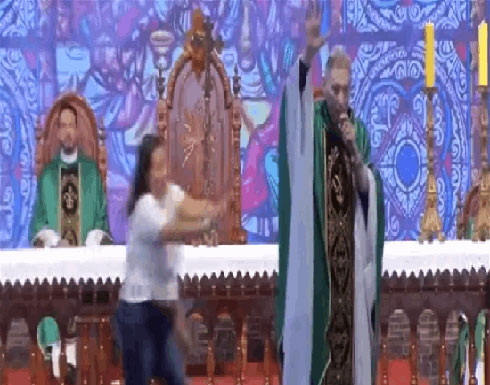 امرأة تعتدي على راهب في موعظة.. هكذا ألقته أرضاً (فيديو) امرأة تعتدي على راهب في موعظة.. هكذا ألقته أرضاً (فيديو)