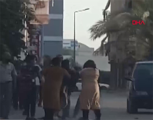 حادثة غريبة في أنطاليا.. 3سيدات يتصارعن وسط الشارع ولا أحد يتدخل (فيديو) حادثة غريبة في أنطاليا.. 3سيدات يتصارعن وسط الشارع ولا أحد يتدخل (فيديو)