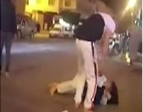 في أحد شوارع المغرب.. يعتدي على فتاة ويحاول النيل منها بالقوة في أحد شوارع المغرب.. يعتدي على فتاة ويحاول النيل منها بالقوة