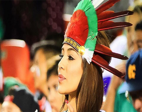 مشجعة كرة قدم مكسيكية تتعرى احتفالاً بفوز فريقها مشجعة كرة قدم مكسيكية تتعرى احتفالاً بفوز فريقها