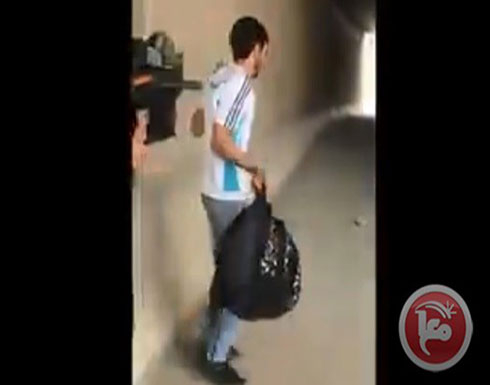 شاهد ..جيش الاحتلال يطلق النار على شاب فلسطيني بعدما سمحوا له بالذهاب شاهد ..جيش الاحتلال يطلق النار على شاب فلسطيني بعدما سمحوا له بالذهاب