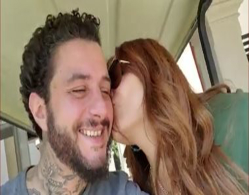 أحمد الفيشاوي وزوجته ندى الكامل يستغلان الاجازة بـ “القبلات” .. بالفيديو أحمد الفيشاوي وزوجته ندى الكامل يستغلان الاجازة بـ “القبلات” .. بالفيديو