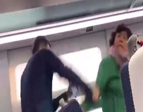 شابٌّ يعتدي على سيّدة مسنّة بوحشية.. والسبب تافه! (فيديو) شابٌّ يعتدي على سيّدة مسنّة بوحشية.. والسبب تافه! (فيديو)