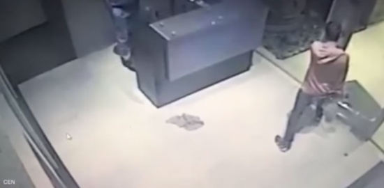 في الأرجنتين بالفيديو: لحظة واحدة فصلت هذا الشاب عن موت محقق في الأرجنتين بالفيديو: لحظة واحدة فصلت هذا الشاب عن موت محقق
