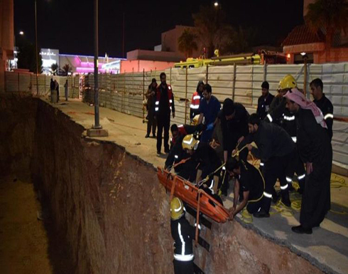 بالصور: سقوط مركبة عائلة داخل حفرة بعمق 7 أمتار بالرياض.. والدفاع المدني ينقذ أفرادها
