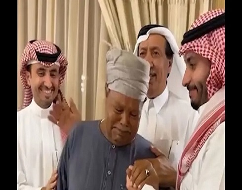 سعودي يقيم حفل وداع مؤثر لعامل مصري بعد 40 عاما من العمل معه سعودي يقيم حفل وداع مؤثر لعامل مصري بعد 40 عاما من العمل معه