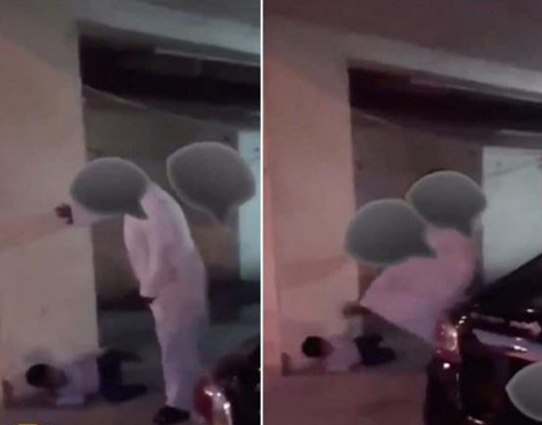 بالفيديو : أب عنيف يركل ابنه بقدمه والأم العاجزة توثق الواقعة لإنقاذه في بلد عربي بالفيديو : أب عنيف يركل ابنه بقدمه والأم العاجزة توثق الواقعة لإنقاذه في بلد عربي