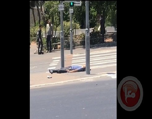 استشهاد فلسطيني وجرح إسرائيليين اثنين في عملية طعن بالقدس .. بالفيديو استشهاد فلسطيني وجرح إسرائيليين اثنين في عملية طعن بالقدس .. بالفيديو