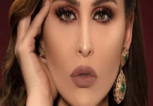 حافية القدمين.. مي سليم باطلالة فاتنة من منزلها .. شاهد