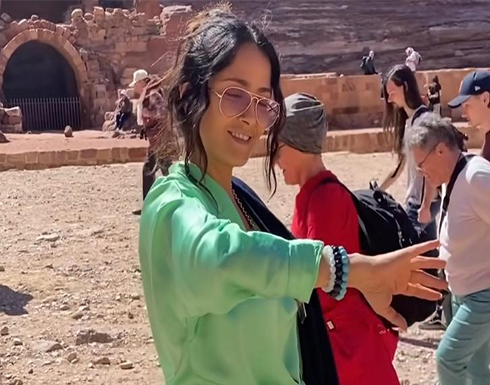 الممثلة سلمى حايك تزور البترا وتعلّق أتجول في عجائب الأردن القديمة