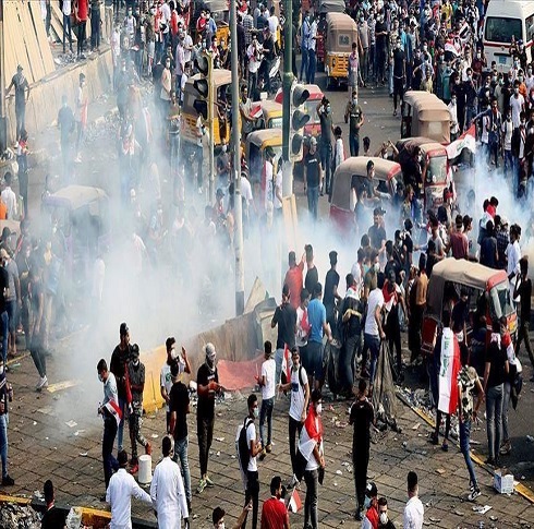 العراق.. محتجون يمزقون صور الخميني في الديوانية العراق.. محتجون يمزقون صور الخميني في الديوانية