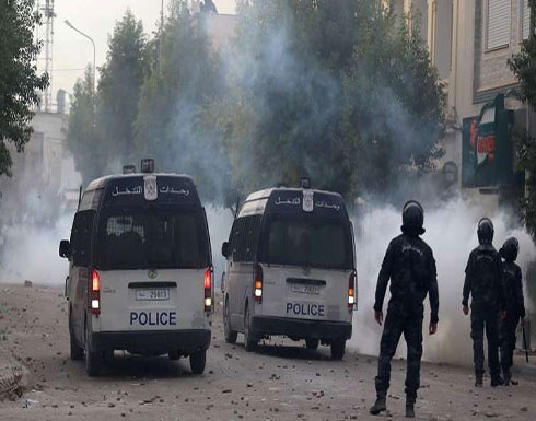 الشرطة التونسية تفرق محتجين في العاصمة.. والجيش ينتشر في عدة مناطق الشرطة التونسية تفرق محتجين في العاصمة.. والجيش ينتشر في عدة مناطق
