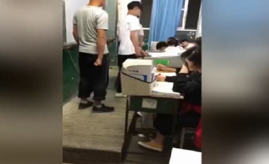معلم يجبر تلاميذ على تحطيم هواتفهم الجوالة بأنفسهم (فيديو) معلم يجبر تلاميذ على تحطيم هواتفهم الجوالة بأنفسهم (فيديو)