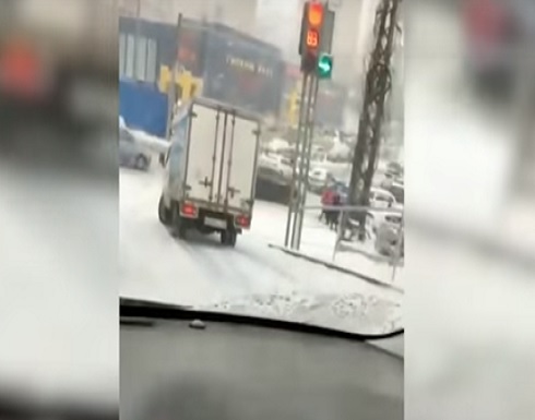 مغامرٌ ينقذ حياة فتاة من الموت تحت عجلات شاحنة! (فيديو) مغامرٌ ينقذ حياة فتاة من الموت تحت عجلات شاحنة! (فيديو)