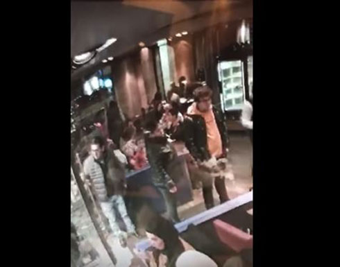 لحظة سرقة فتاة خليجية داخل مطعم في لندن (فيديو) لحظة سرقة فتاة خليجية داخل مطعم في لندن (فيديو)