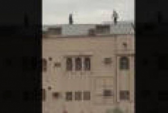 شاهد..فيديو يحبس الأنفاس..اعتلى سطح بناية كي ينتحر ولكن...! شاهد..فيديو يحبس الأنفاس..اعتلى سطح بناية كي ينتحر ولكن...!