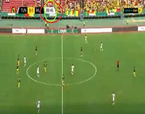 فضيحة مدوية في كأس إفريقيا.. الحكم ينهي مباراة تونس ومالي قبل نهاية الوقت الأصلي (فيديو) فضيحة مدوية في كأس إفريقيا.. الحكم ينهي مباراة تونس ومالي قبل نهاية الوقت الأصلي (فيديو)