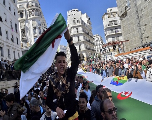 شاهد : متظاهرو الحراك يطالبون بالإفراج عن المعتقلين في الجزائر