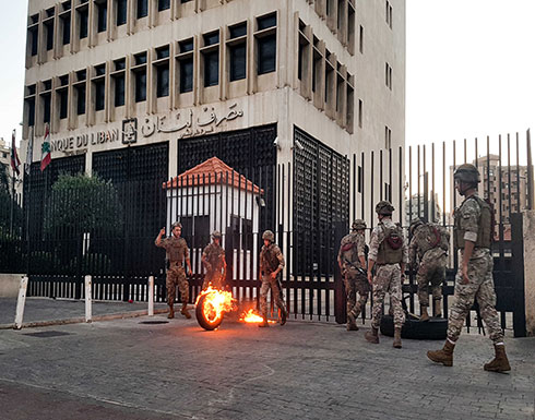 لبنان يشرع بملاحقة مروجي أخبار انهيار العملة المحلية