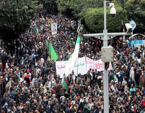 آلاف المتظاهرين يحتشدون في شوارع العاصمة الجزائرية .. بالفيديو آلاف المتظاهرين يحتشدون في شوارع العاصمة الجزائرية .. بالفيديو