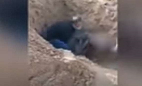فيديو مرعب.. يدفن والدته وهي على قيد الحياة فيديو مرعب.. يدفن والدته وهي على قيد الحياة