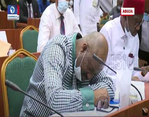 مسؤول نيجيري يصاب بإغماء خلال جلسة مساءلة بالبرلمان . بالفيديو مسؤول نيجيري يصاب بإغماء خلال جلسة مساءلة بالبرلمان . بالفيديو