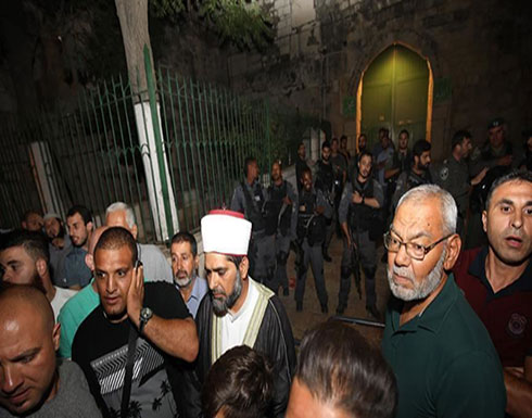 فلسطينيون يصلون المغرب أمام بوابات "الأقصى" بعد إغلاقه فلسطينيون يصلون المغرب أمام بوابات "الأقصى" بعد إغلاقه