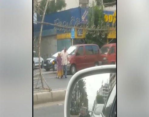 فيديو.. ركن سيارته جانباً وحمل امرأة مسنّة مساعداً إياها على اجتياز الطريق ! فيديو.. ركن سيارته جانباً وحمل امرأة مسنّة مساعداً إياها على اجتياز الطريق !