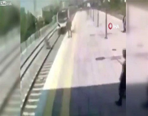 قبل ثانية واحدة.. أنقذها من الانتحار تحت عجلات القطار قبل ثانية واحدة.. أنقذها من الانتحار تحت عجلات القطار