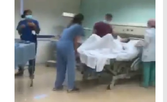 شاهد.. لبناني أراد تصوير لحظة دخول زوجته لإنجاب طفلهما فوقع الانفجار شاهد.. لبناني أراد تصوير لحظة دخول زوجته لإنجاب طفلهما فوقع الانفجار